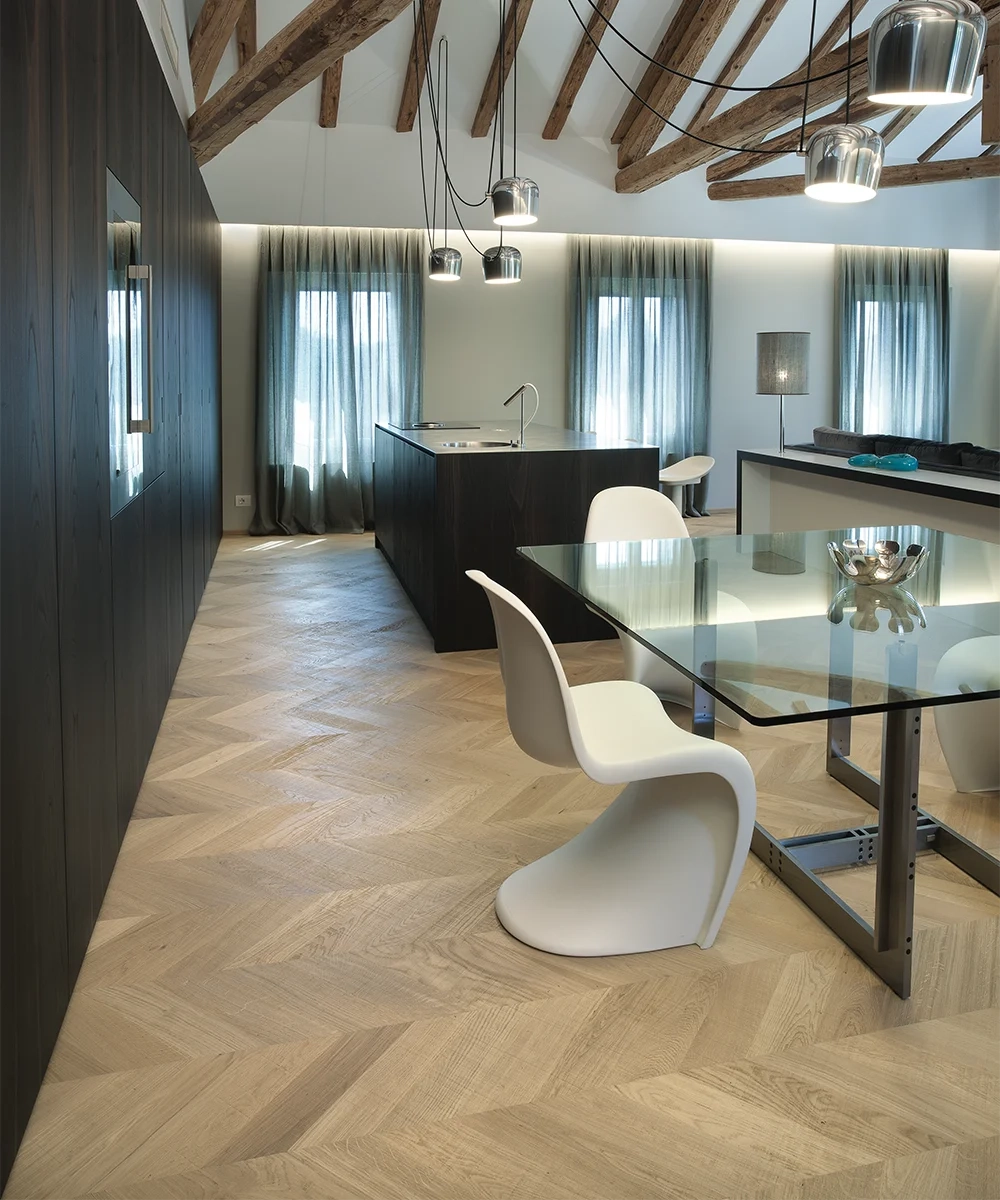 Sàn gỗ kỹ thuật chevron Oak trong không gian hiện đại